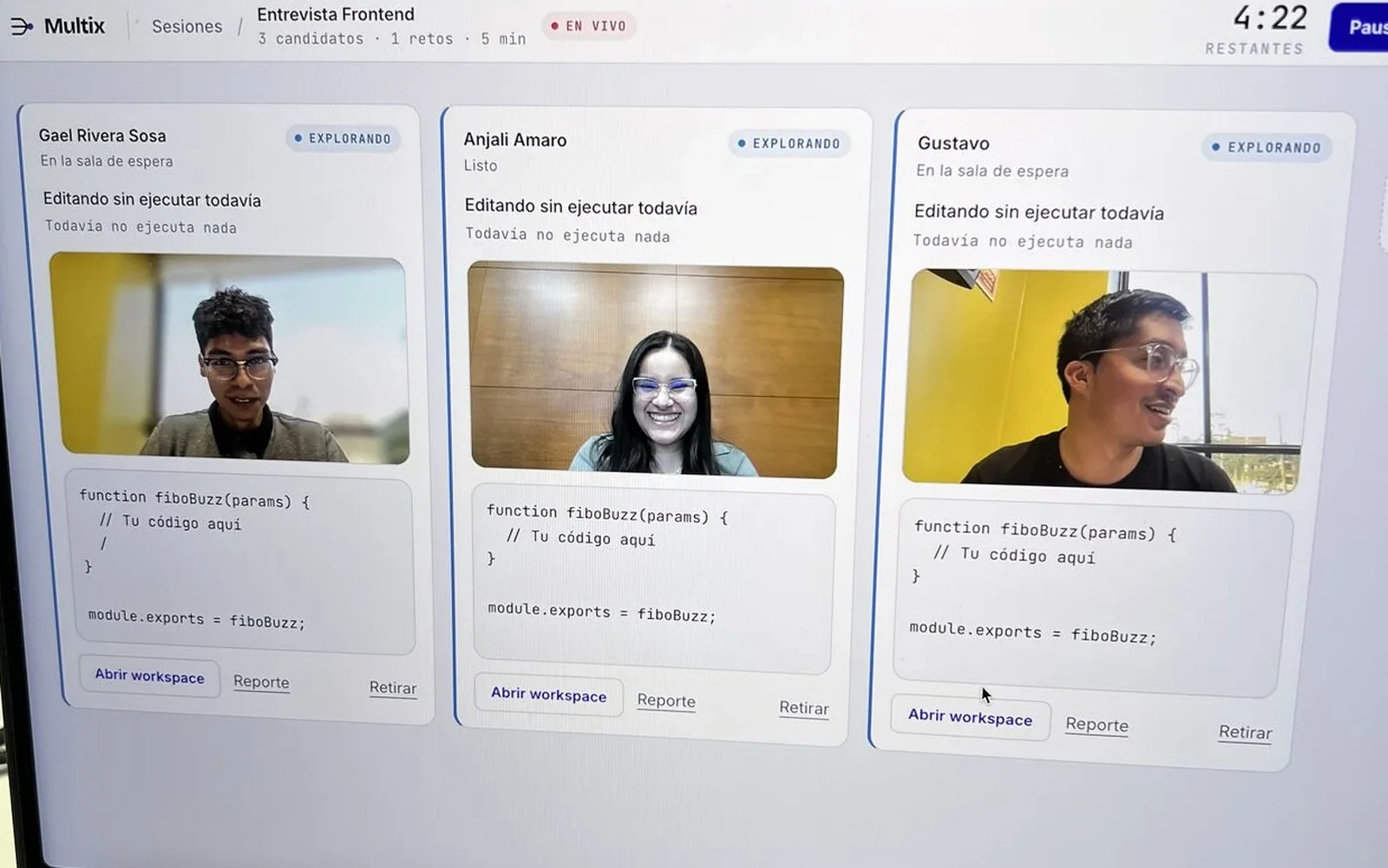 Sesión en vivo de Multix con tres candidatos en paralelo, cada uno con su cámara y su editor de código, durante la hackathon.